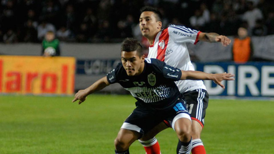 River no supo cuidar el resultado y el Lobo lo igual&oacute; en el final.