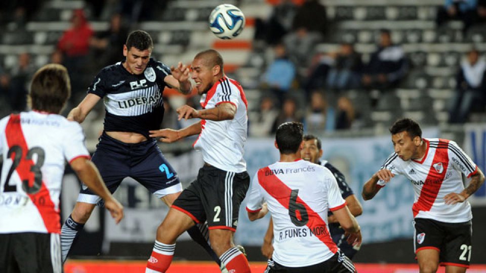 River no supo cuidar el resultado y el Lobo lo igual&oacute; en el final.