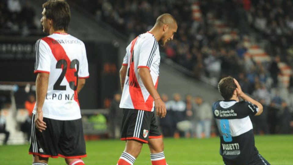 River no supo cuidar el resultado y el Lobo lo igual&oacute; en el final.