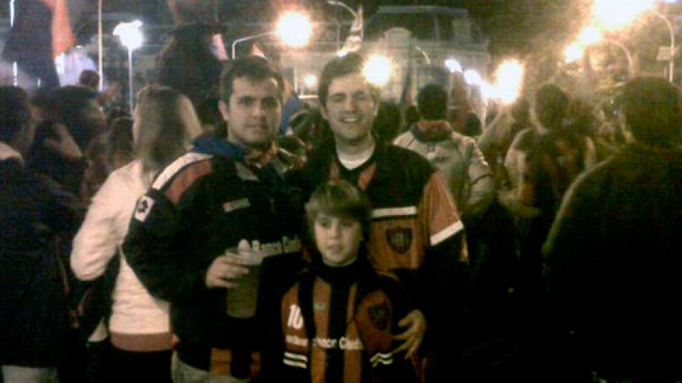 Acá estamos Paraná &quot;aguante el Santo&quot;.