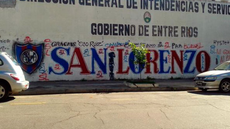 &quot;Pleno centro de Paraná, siempre con el Santo&quot;.