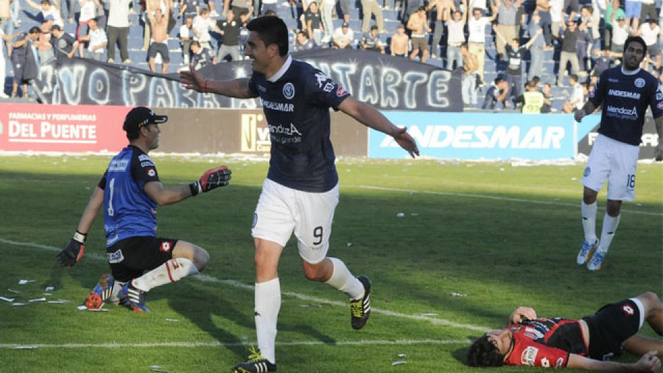 El festejo de Diego González Vega luego de convertir el gol. (Mendoza online)