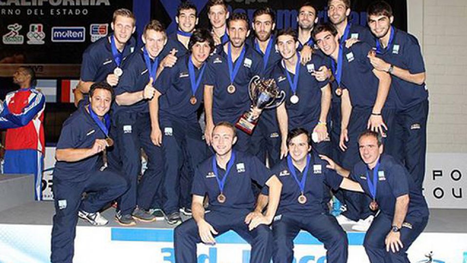 El equipo Albiceleste posa con la medalla de bronce.