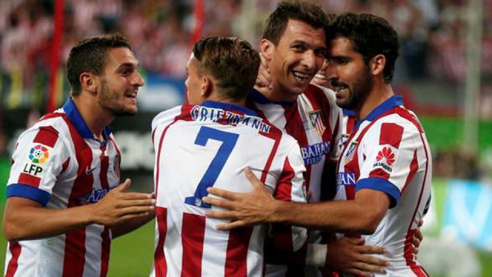 El abrazo a Mandzukic, autor del gol que le dio el titulo al Aletic.