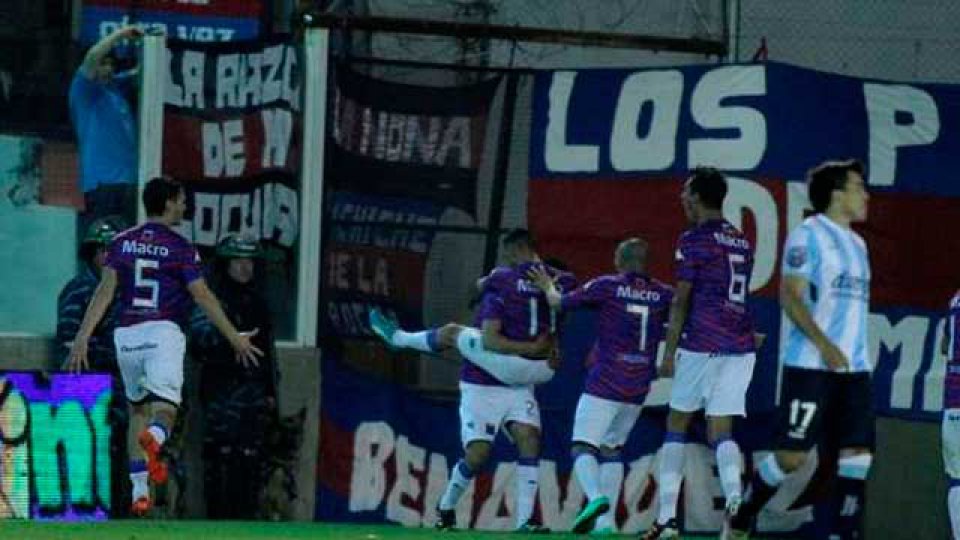 Tigre gole&oacute; a Racing.