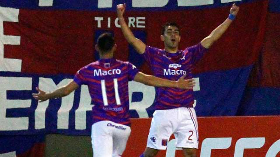 Tigre gole&oacute; a Racing.