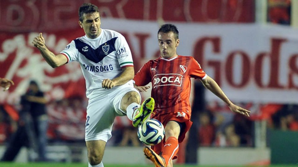 V&eacute;lez gole&oacute; y es l&iacute;der.