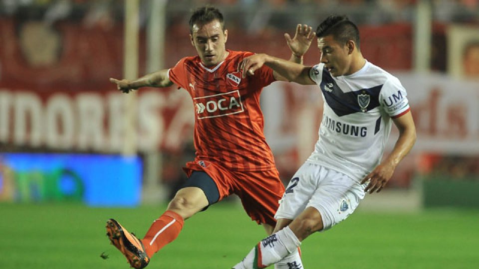 V&eacute;lez gole&oacute; y es l&iacute;der.