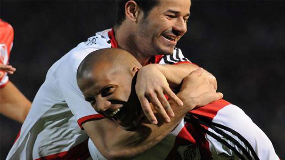 River golpe&oacute; de entrada y gole&oacute; al Tomba.