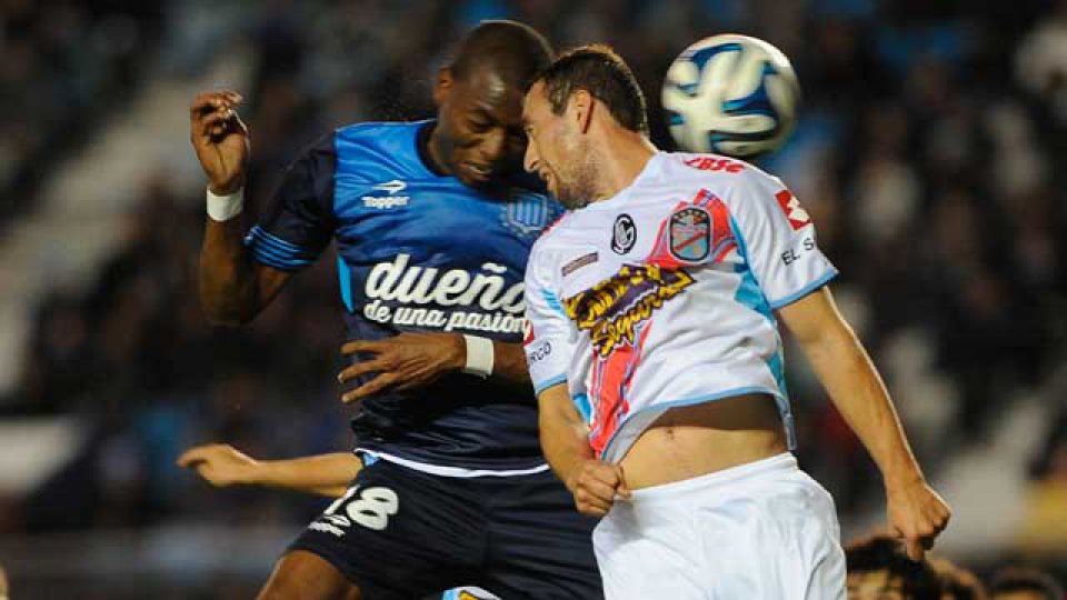 Racing le gan&oacute; a Arsenal 1 a 0 en el final del encuentro.