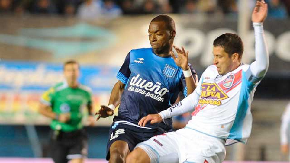 Racing le gan&oacute; a Arsenal 1 a 0 en el final del encuentro.