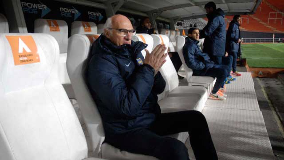 Carlos Bianchi no puede encuentrale rumbo al equipo.