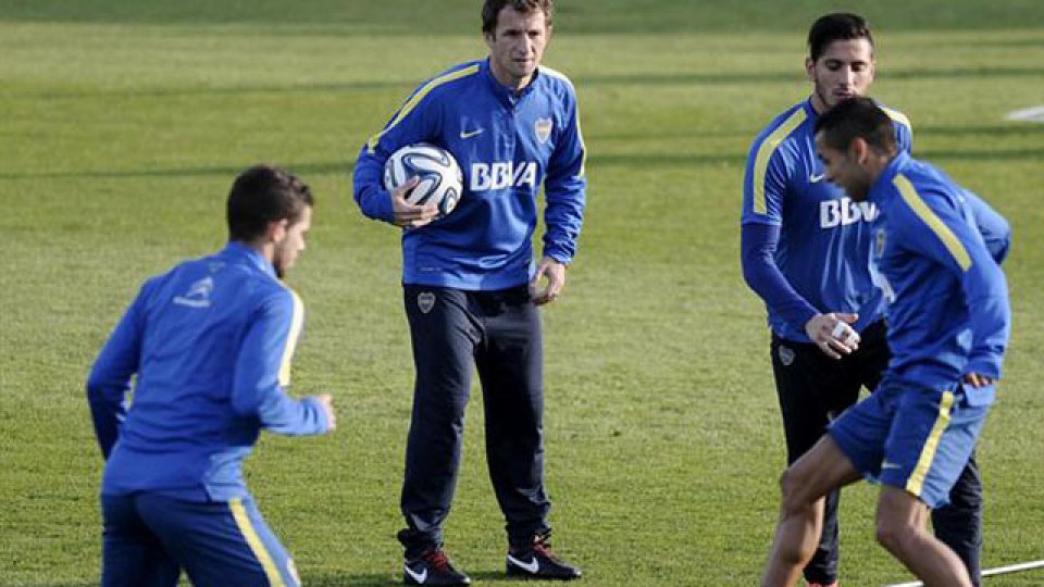 La mirada atenta del Vasco en su primera pr&aacute;ctica como DT de Boca.