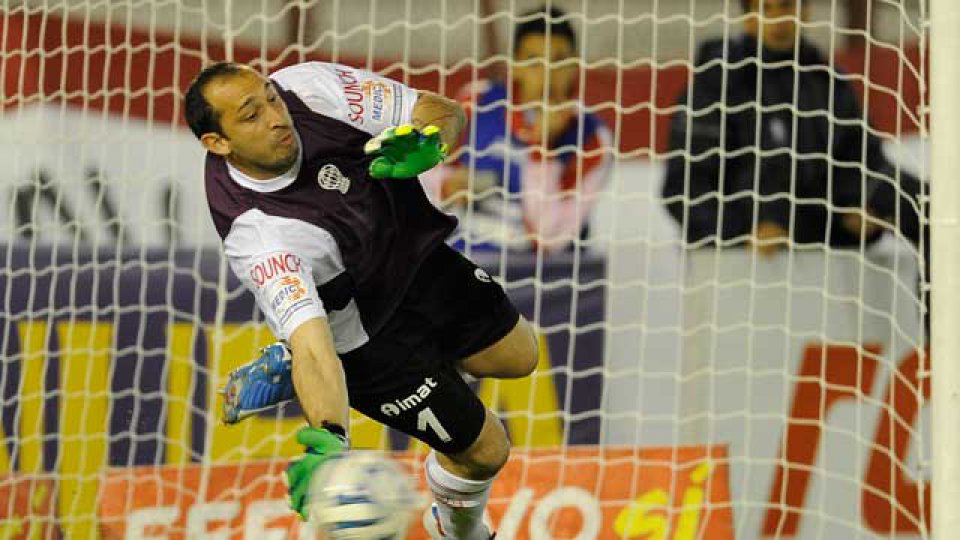 Marcos Díaz le contuvo un penal a Caire.