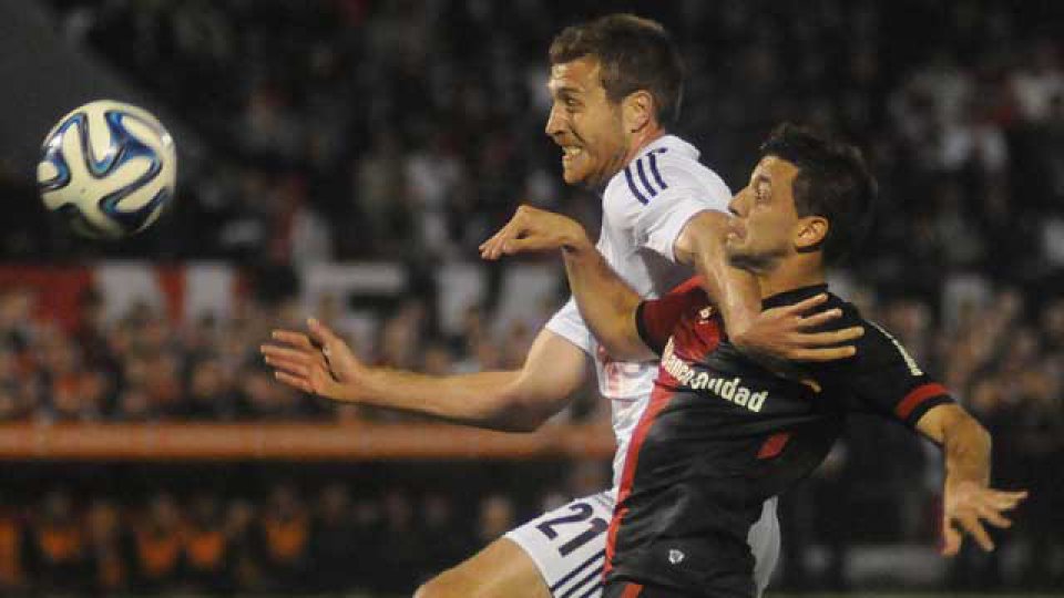 Newell's qued&oacute; a un punto del l&iacute;der, V&eacute;lez.