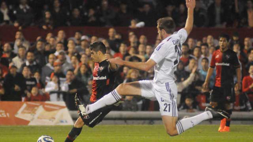 Newell's qued&oacute; a un punto del l&iacute;der, V&eacute;lez.