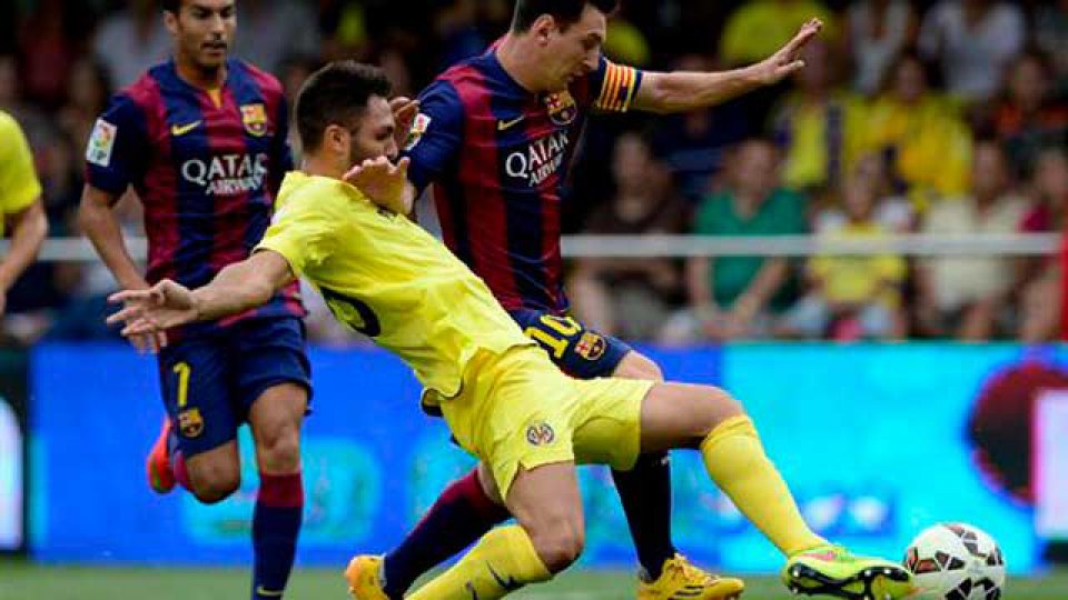 Messi, ante la marca de Víctor Ruiz.