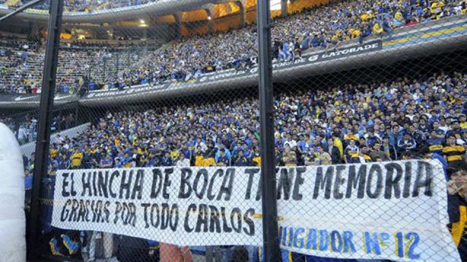 La Bombonera recordó a Bianchi con banderas y muestras de apoyo.