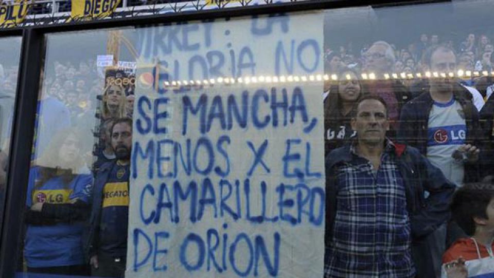 La Bombonera recordó a Bianchi con banderas y muestras de apoyo.