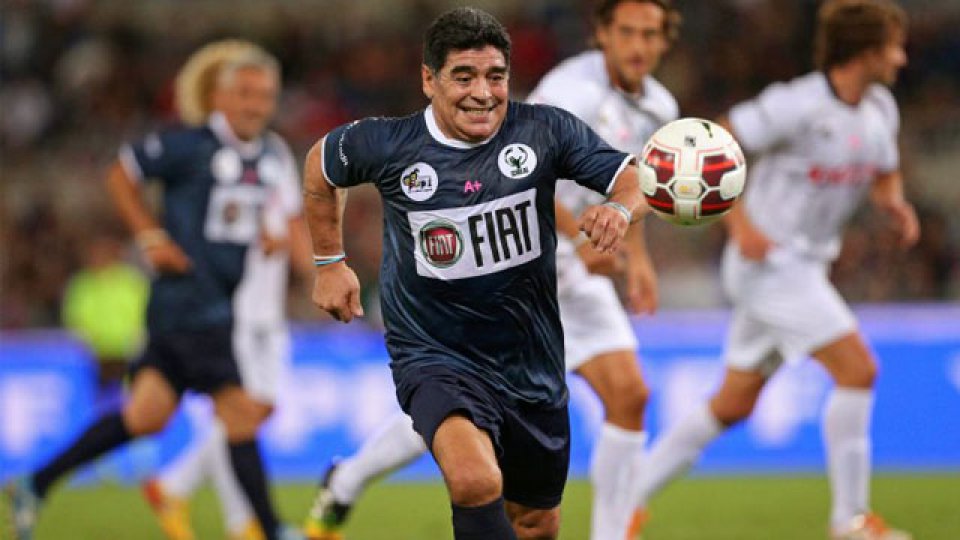 Diego no perdió la magia y le colocó un pase exquisito a Baggio.