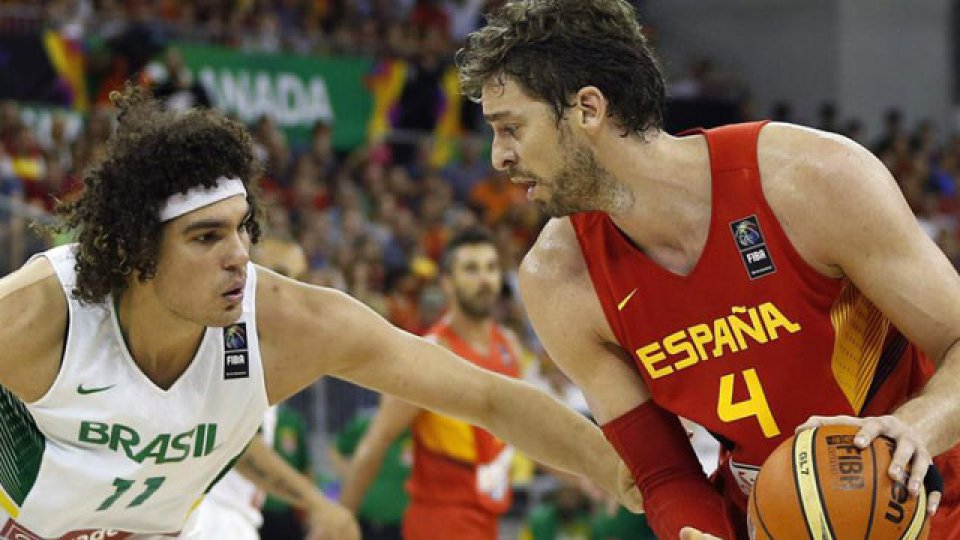 España aplastó 82-63 a Brasil.