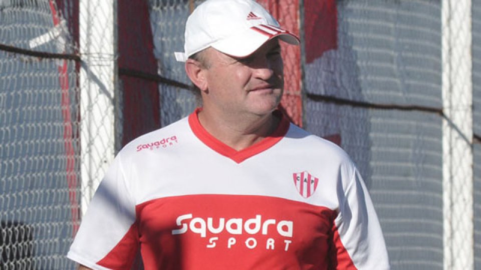 Los dirigentes de Atlético Paraná le extendieron el vínculo a Edgardo Cervilla.