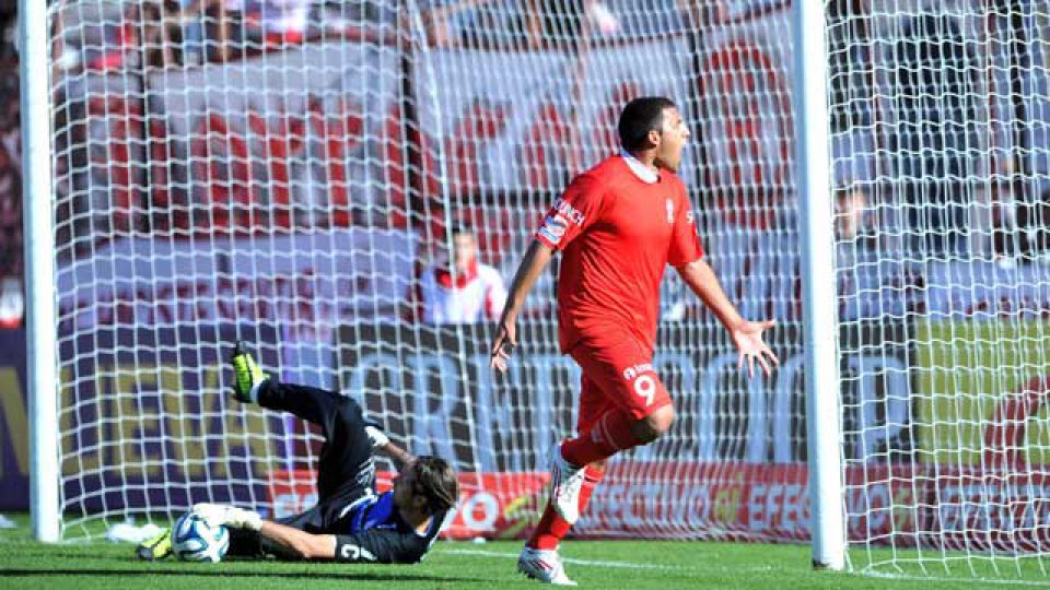 Ramón Abila grita su gol de penal, el segundo de Huracán.