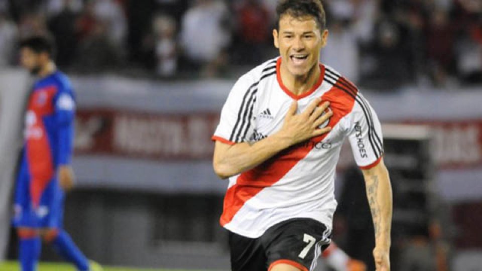 Mora le dio el triunfo a River con dos goles.