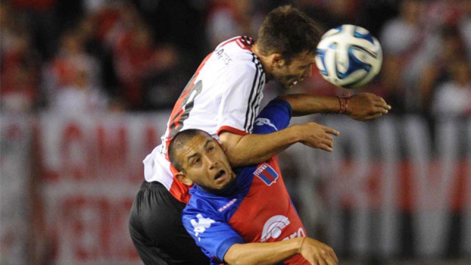 River se qued&oacute; con la victoria que le permite seguir como l&iacute;der.