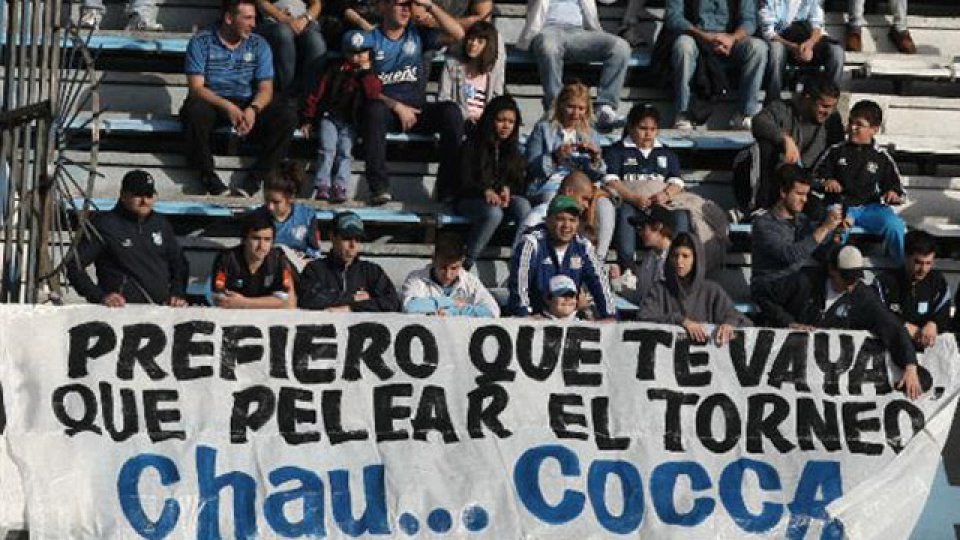 Los hinchas quieren la renuncia de Cocca.