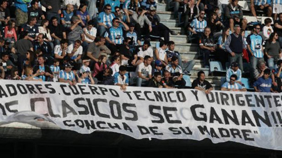 "Los cl&aacute;sicos se ganan", fue el mensaje de la barra.