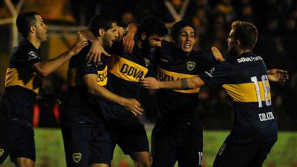 Los jugadores xeneizes festejan otra importante victoria.