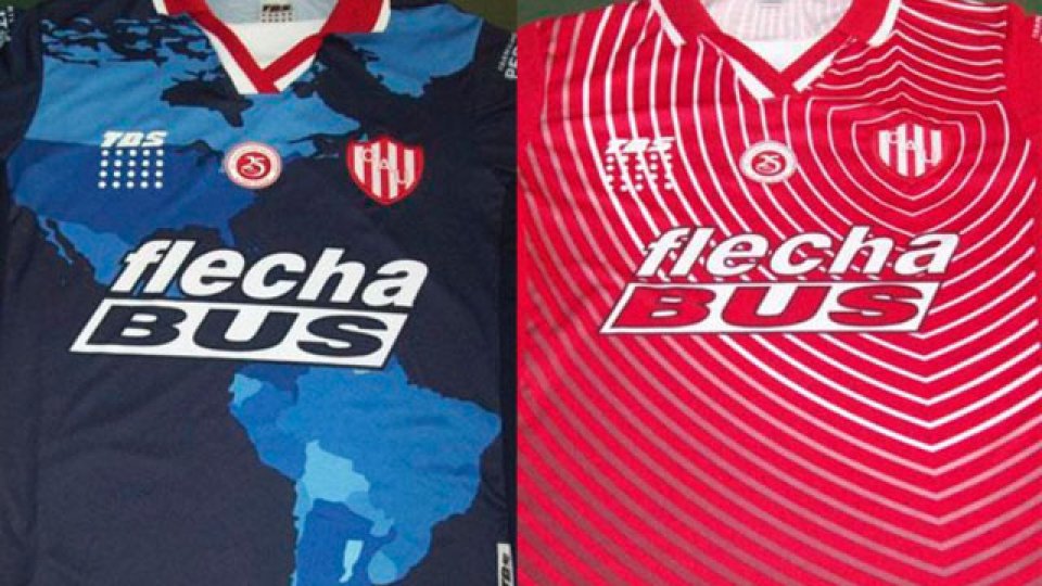 Santiago Zurbriggen y Matías Fantín posaron con las casacas (Foto: Prensa Unión)