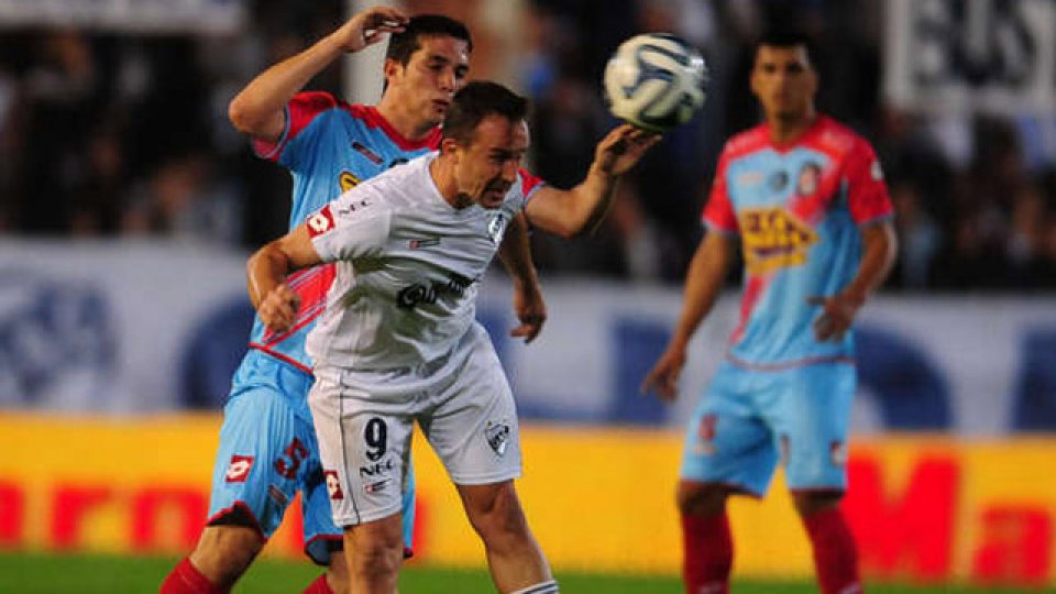 Arsenal todav&iacute;a no pudo ganar de visitante.