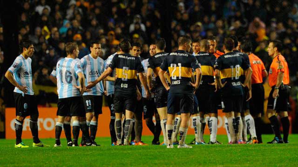 La lluvia fren&oacute; a Boca y Racing.
