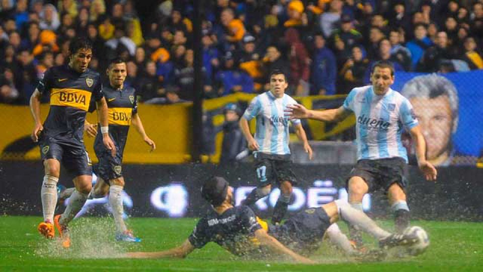 La lluvia fren&oacute; a Boca y Racing.