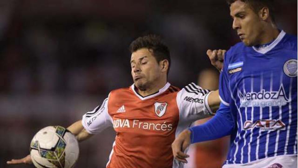 El uruguayo Mora le dio la victoria a River con un doblete.