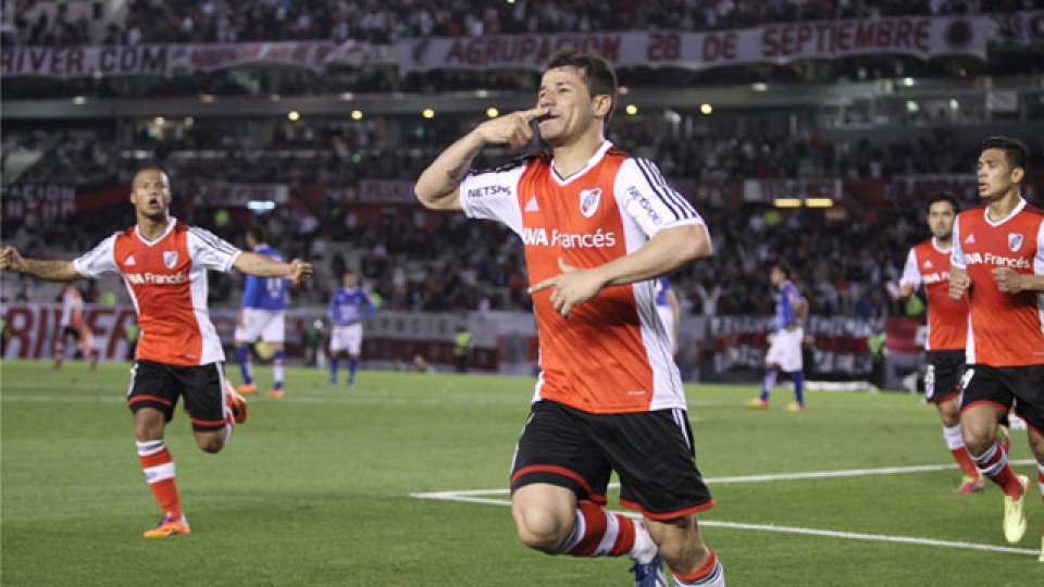 Mora marcó los dos goles de River.