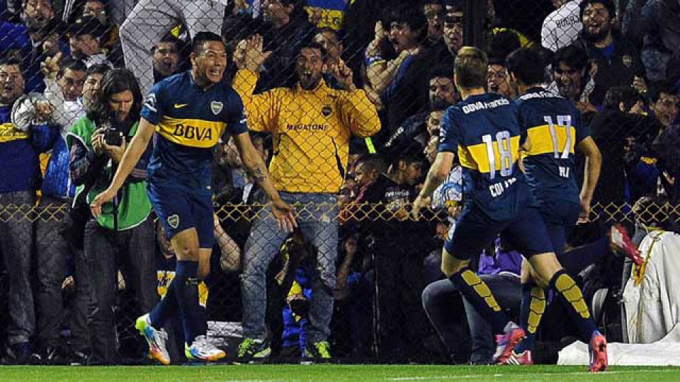 Andrés Chavez en pleno festejo por abrir el marcador ante Rosario Central.