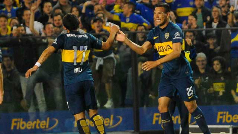 Andrés Chavez en pleno festejo por abrir el marcador ante Rosario Central.