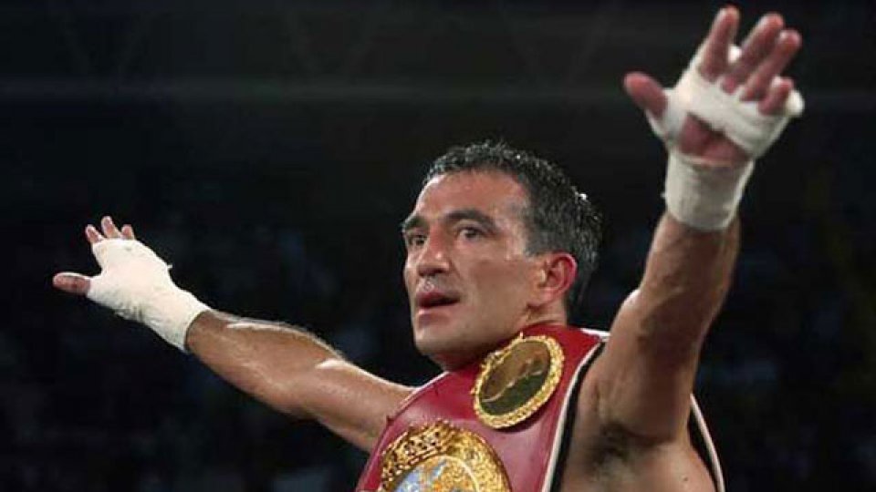 Omar Narváez derrotó por puntos al mexicano Felipe Orucuta y retuvo el título.