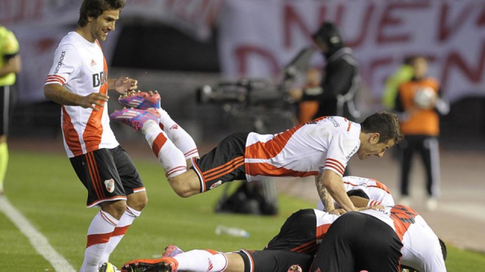 River festeja el triunfo que le permite mantener la punta.