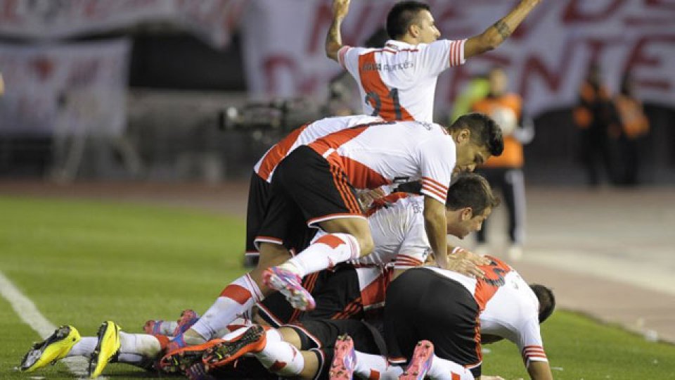 River festeja el triunfo que le permite mantener la punta.