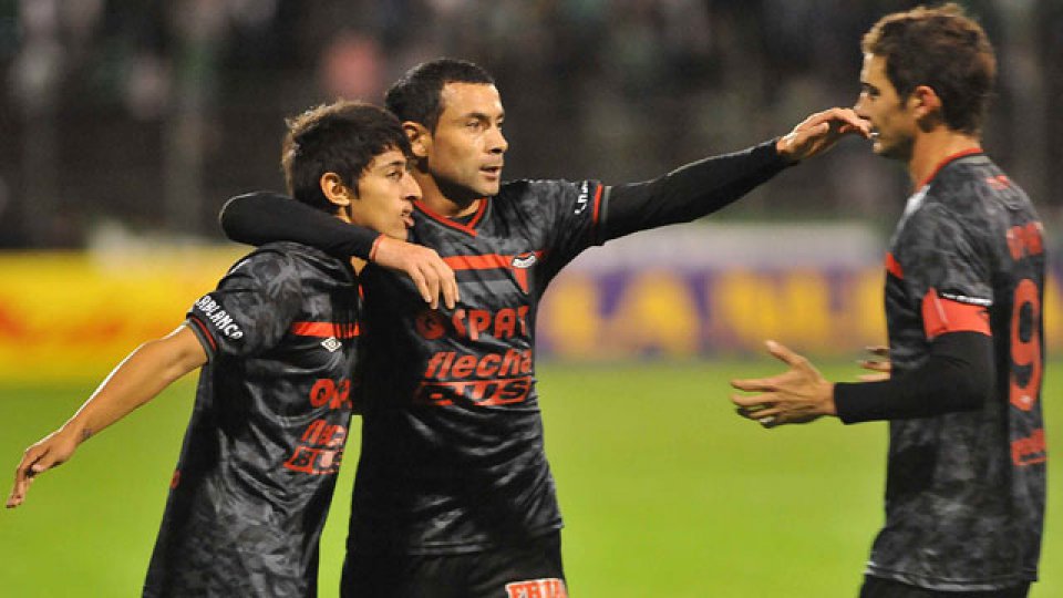 Colón sigue en zona de ascenso.