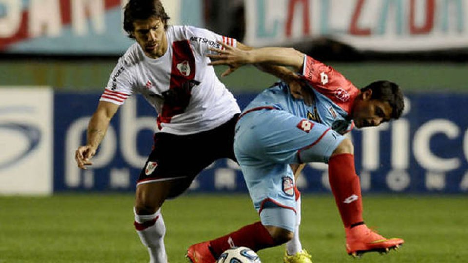 Arsenal golpe&oacute; primero pero River logr&oacute; igualar r&aacute;pidamente.