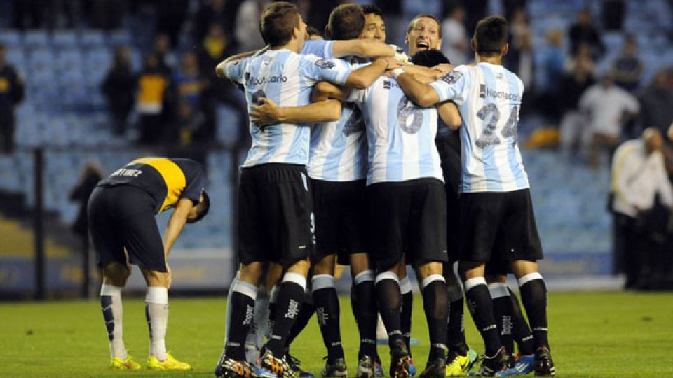 Racing se lo dio vuelta con dos goles de Bou.