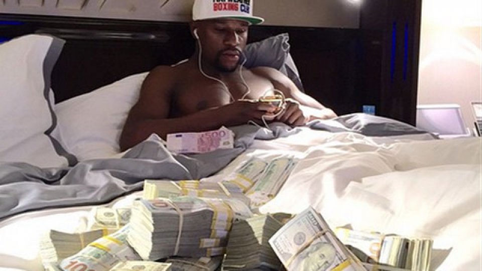 Floyd sigue ostentando su riqueza.