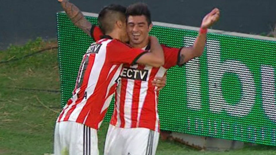 Rom&aacute;n Mart&iacute;nez anot&oacute; el gol de la victoria parcial para el Le&oacute;n.