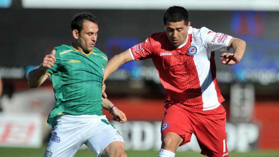 Argentinos, con Riquelme en cancha, perdió ante Ferro.