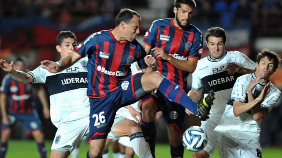 El cicl&oacute;n sigue sin conseuguir regularidad en el campeonato.